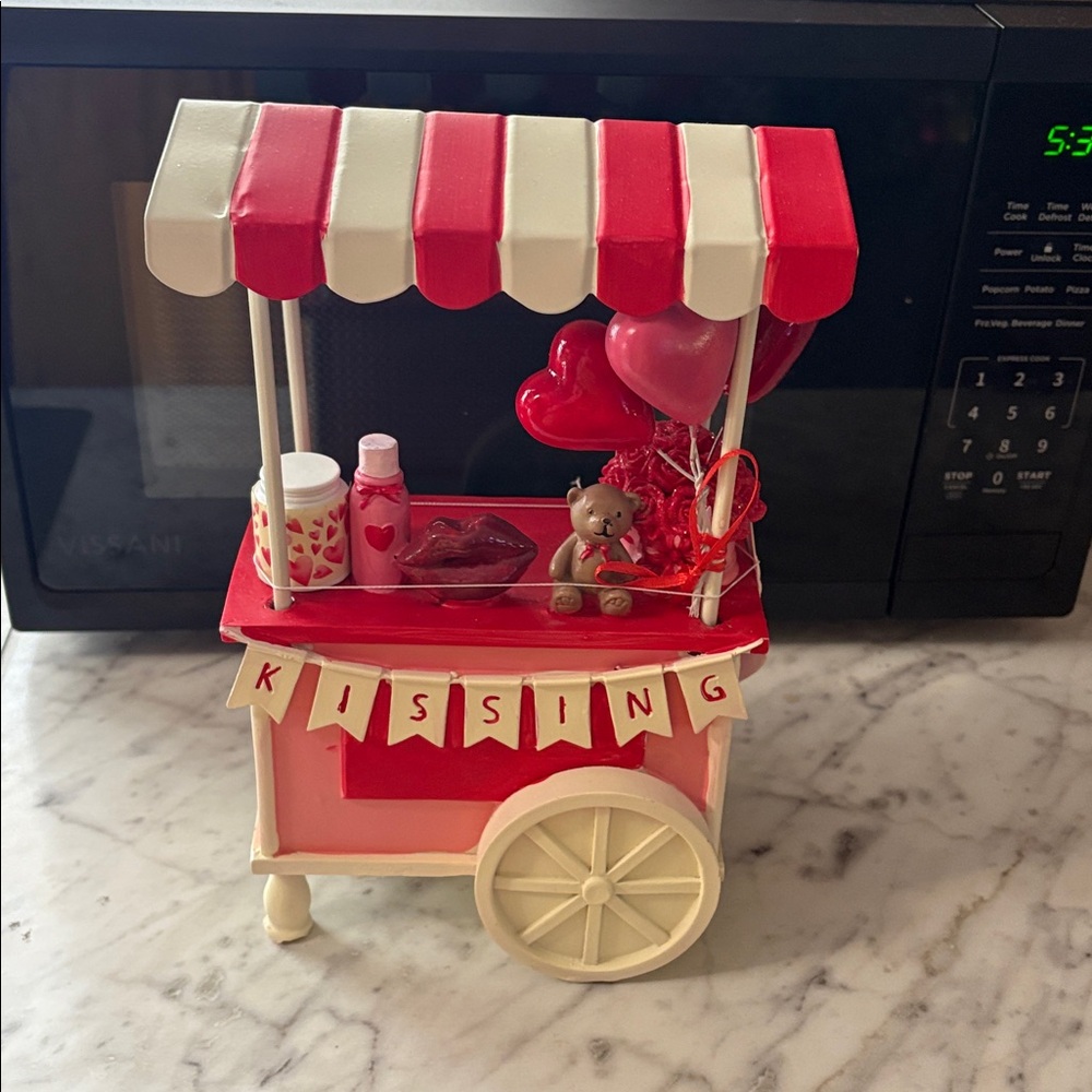 NWT/Martha Stewart Seasonal Valentine Kiosk Decor - Red & Cream - Picture 4 of 17
